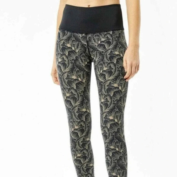 Varley Pants - Varley Estrella Legging (Peach Floral) 
Size Medium